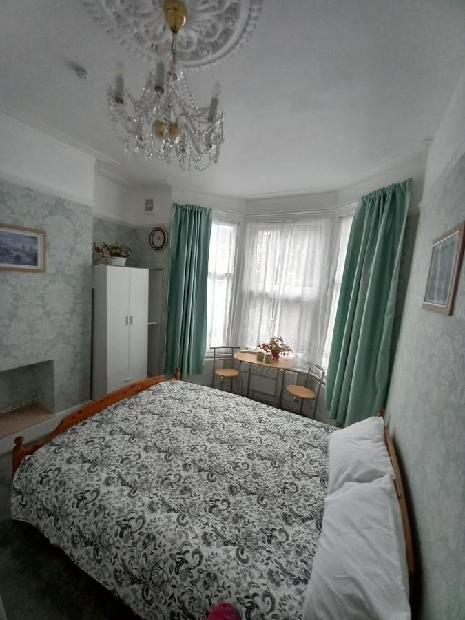 Mari London Holiday Room Ilford Exterior foto
