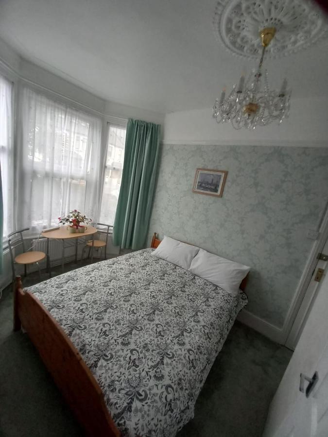 Mari London Holiday Room Ilford Exterior foto