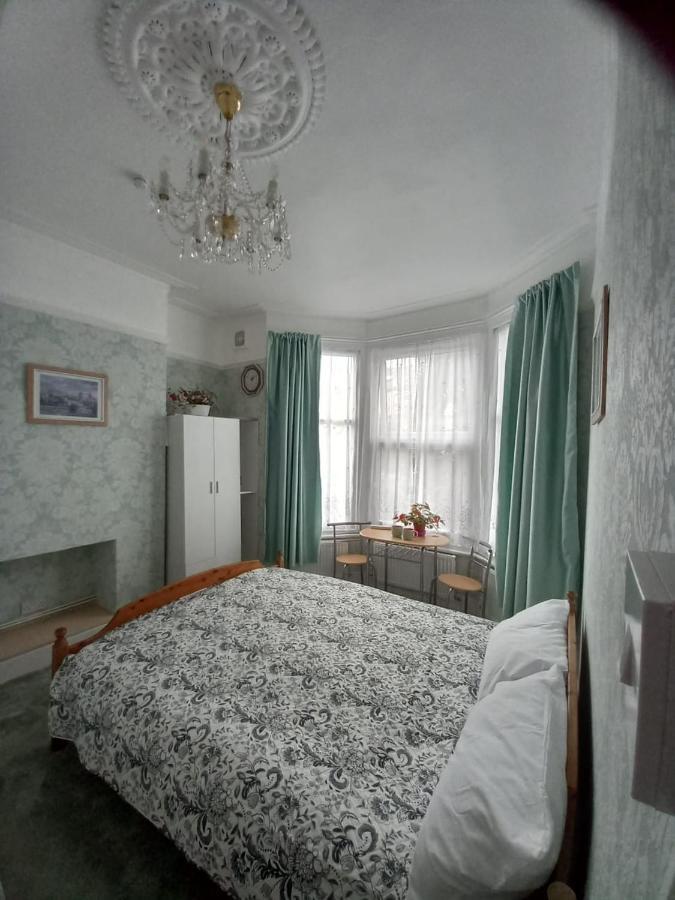 Mari London Holiday Room Ilford Exterior foto